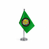 Drapeau Bureau du Conseil de coopération du Golfe modèle Argent avec mât et socle en acier inoxydable