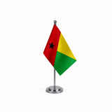 Drapeau bureau de la Guinée-Bissau modèle Argent avec mât et socle en acier inoxydable
