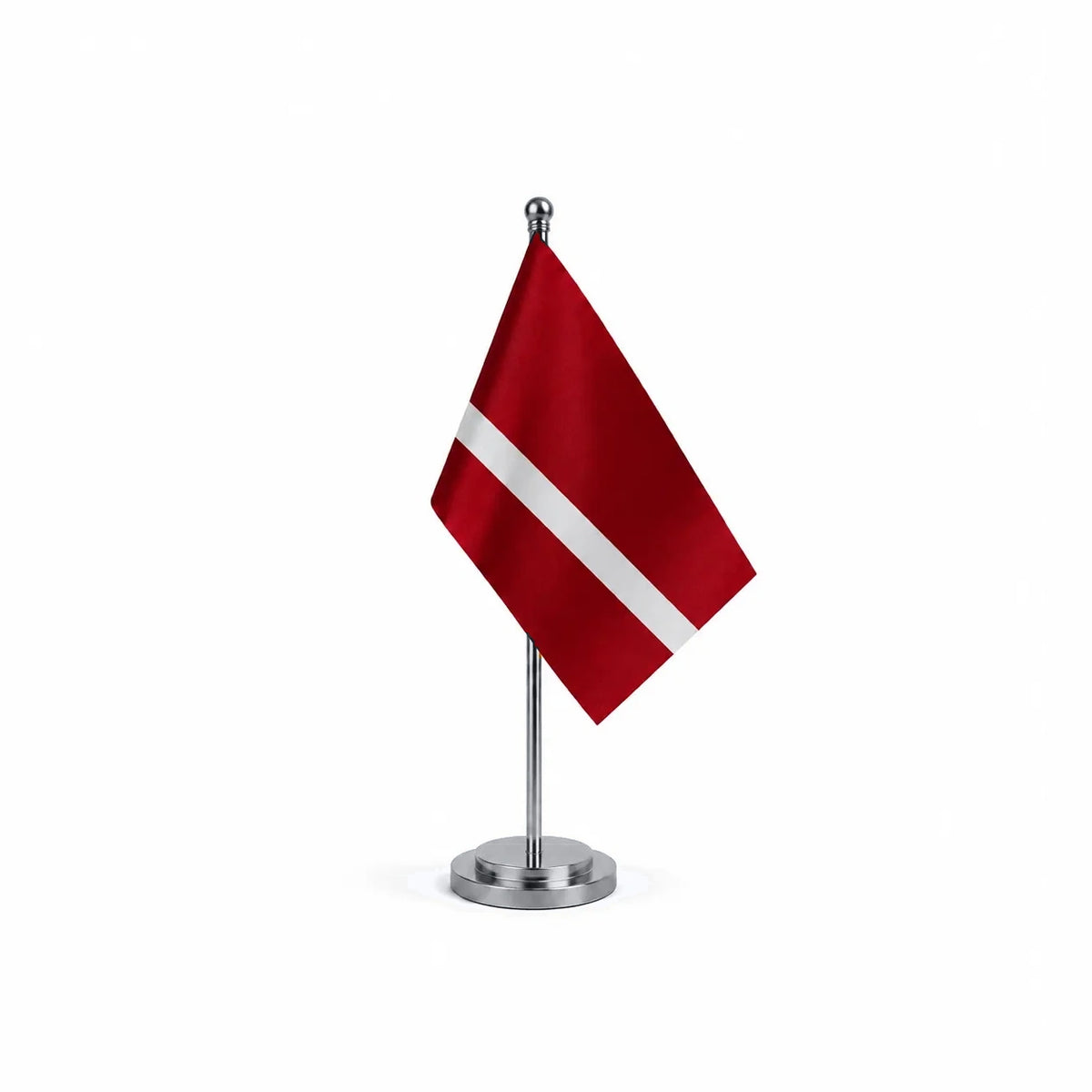 Drapeau bureau de la Lettonie modèle Argent avec mât et socle en acier inoxydable