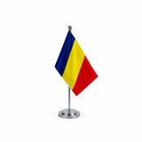Drapeau bureau de la Roumanie modèle Argent avec mât et socle en acier inoxydable