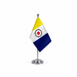 Drapeau bureau Bonaire modèle Argent avec mât et socle en acier inoxydable