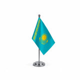 Drapeau bureau du Kazakhstan modèle Argent avec mât et socle en acier inoxydable