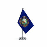 Drapeau Bureau du New Hampshire modèle Argent avec mât et socle en acier inoxydable