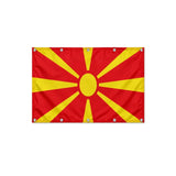 Drapeau de la Macédoine du Nord format S en polyester avec dix œillets